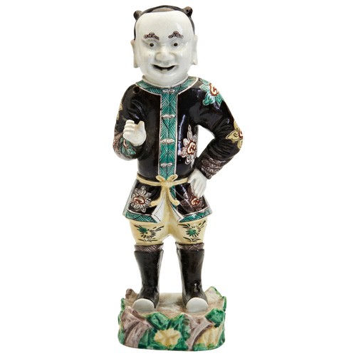 157 - A RARE FAMILLE NOIRE STANDING FIGUREKANGXI PERIOD (1662-1722)墨彩人物像 清 康熙modelled smiling and standing... 