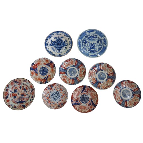 736 - A GROUP OF SEVEN IMARI DISHES, 19TH/20TH CENTURY, including five fluted form dishes (24 cm max), tog... 