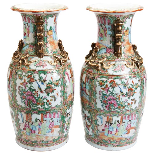 220 - A PAIR OF FAMILLE ROSE BALUSTER VASESQING DYNASTY, 19TH CENTURY广彩人物花卉纹瓶 一对 清 19世纪the sides painted w... 