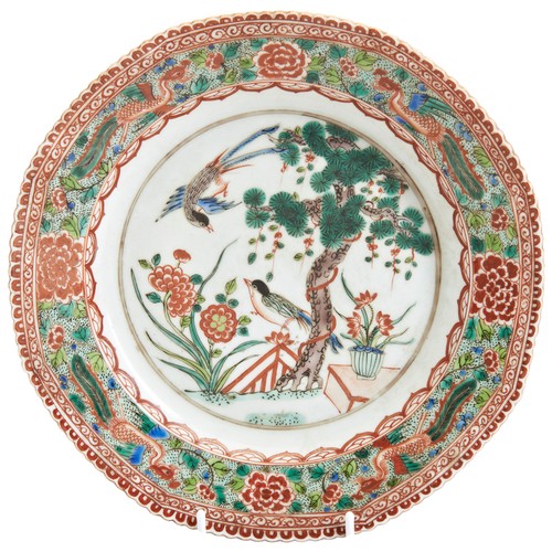 168 - A FAMILLE VERTE 'BIRDS AND FLOWER' DISH19TH CENTURY五彩花鸟纹盘 清 19世纪depicts two birds flying through flo... 