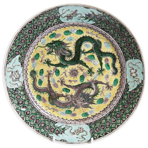 170 - A FAMIILE VERTE 'DRAGON' DISH QING DYNASTY, 19TH CENTURY墨彩川花龙纹盘 depicting two dragons chasing a flam... 