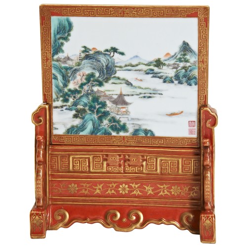 224 - A FAMILLE ROSE TABLE SCREEN IN A PORCELAIN STAND,REPUBLIC PERIOD, EARLY 20TH CENTURY粉彩山水图文瓷屏 20世纪早期a... 