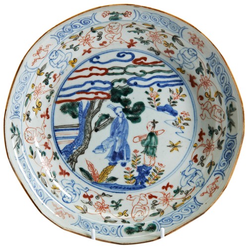 464 - A JAPANESE MING-STYLE SHAPED DISH19TH CENTURY青花五彩‘携琴访友’盘 日本decorated with figures beneath a pine tre... 