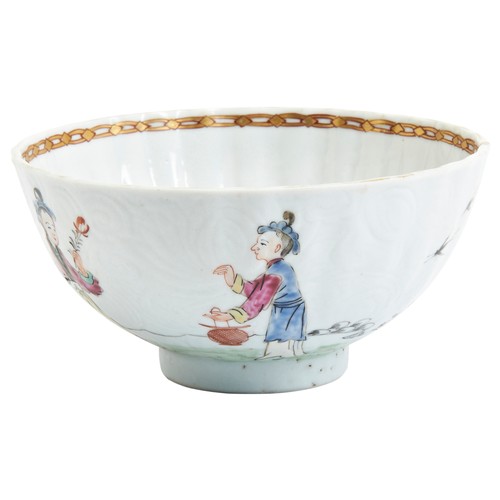 196 - A FAMILLE ROSE MOULDED BOWLQING DYNASTY, 18TH CENTURY 粉彩人物碗 清 18世纪the sides decorated with figures a... 