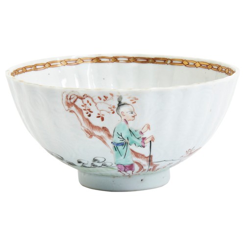 196 - A FAMILLE ROSE MOULDED BOWLQING DYNASTY, 18TH CENTURY 粉彩人物碗 清 18世纪the sides decorated with figures a... 