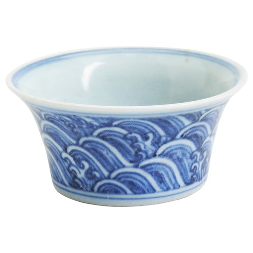 93 - A BLUE AND WHITE MING-STYLE BRUSH WASHER20TH CENTURY青花海水纹水盂 20世纪the sides and interior painted in to... 