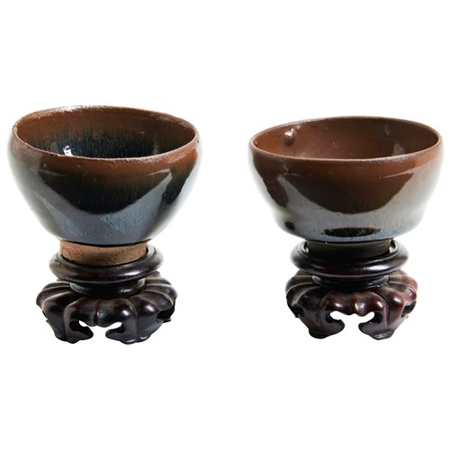 121 - TWO 'HARE'S FUR'-GLAZED BOWLS20TH CENTURY兔毫盏两只 in the Song-style, with hardwood stands6cm diam... 