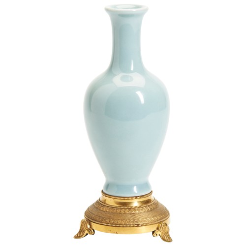 106 - A SMALL CLAIR-DE-LUNE VASE WITH MOUTED METAL BASE QIANLONG MARK, 19TH/20TH CENTURY天蓝釉观音瓶 大清乾隆年制 19/2... 