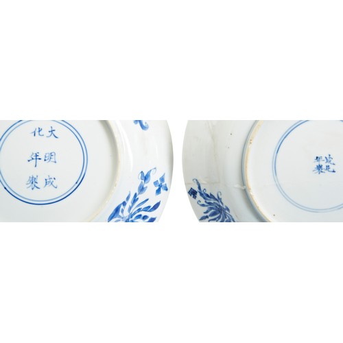 94 - A BLUE AND WHITE 'INVESTITURE OF THE GODS' DISHCHENGHUA CHARACTER MARK, KANGXI PERIOD (1662-1722)青花‘... 