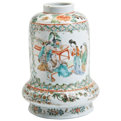 187 - A FAMILLE VERTE BELL-SHAPED VASEQING DYNASTY, 19TH CENTURY粉彩人物花卉纹铃铛杯 清 19世纪the sides painted with fi... 