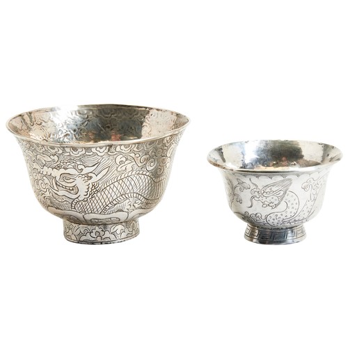 325 - A CHINESE SILVER 'DRAGON' CUPQING DYNASTY, 19TH CENTURY 龙纹银杯  清 19世纪the sides engraved with two scal... 