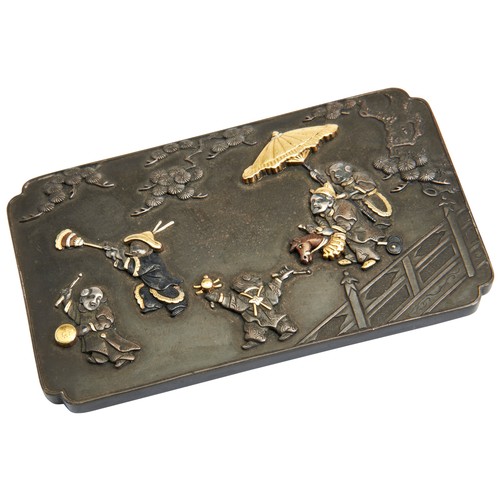 468 - A GOOD JAPANESE MIXED METAL CARD CASEMEIJI PERIOD (1868-1912)finely decorated in relief with playful... 