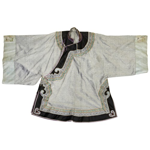 362 - A CHINESE EMBROIDERED SILK SUMMER JACKETLATER QING DYNASTY刺绣女服  晚清the grey brocade jacket decorated ... 