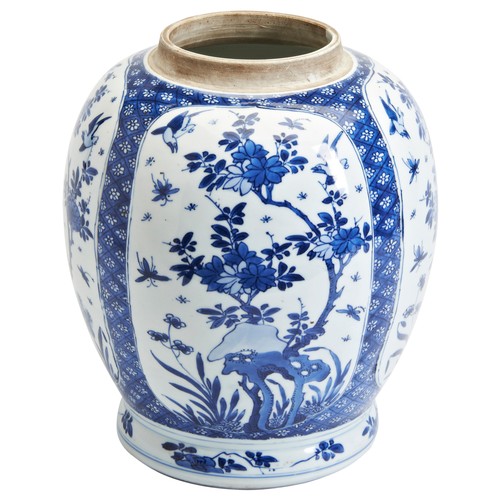 97 - A GOOD CHINESE BLUE AND WHITE JARKANGXI PERIOD (1662-1722)青花花鸟纹瓶  清 康熙the baluster sides with four l... 