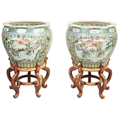 193 - A LARGE PAIR OF FAMILLE VERTE FISH BOWLS 20TH CENTURY 粉彩‘山水人物’纹盆 20世纪painted with alternating panels... 