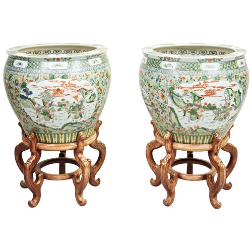 193 - A LARGE PAIR OF FAMILLE VERTE FISH BOWLS 20TH CENTURY 粉彩‘山水人物’纹盆 20世纪painted with alternating panels... 