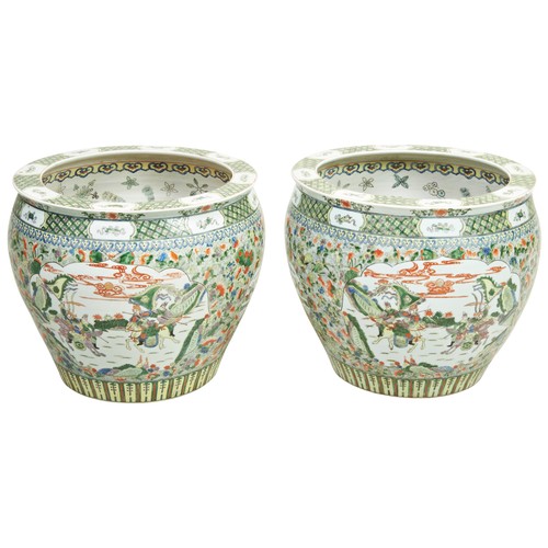 193 - A LARGE PAIR OF FAMILLE VERTE FISH BOWLS 20TH CENTURY 粉彩‘山水人物’纹盆 20世纪painted with alternating panels... 