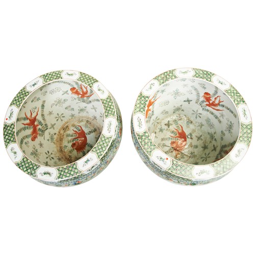 193 - A LARGE PAIR OF FAMILLE VERTE FISH BOWLS 20TH CENTURY 粉彩‘山水人物’纹盆 20世纪painted with alternating panels... 