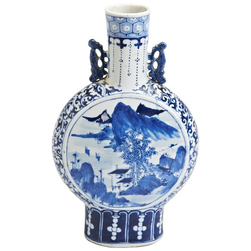 90 - A BLUE AND WHITE MOON FLASKQING DYNASTY, 19TH CENTURY青花抱月瓶 清 19世纪painted to either sides with mounta... 