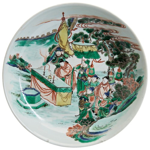 211 - A LARGE KANGXI FAMILLE VERTE DISH PAINTED WITH AN EASTERN HAN DYNASTY STORY 'Genggong bai jing' 1670... 