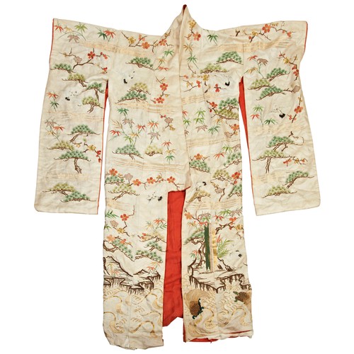 472 - A JAPANESE EMBROIDERED SILK KIMONOLATE MEIJI / TAISHO PERIOD日式和服 明治晚期worked in coloured and gold thr... 