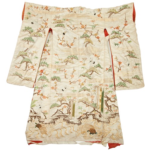 472 - A JAPANESE EMBROIDERED SILK KIMONOLATE MEIJI / TAISHO PERIOD日式和服 明治晚期worked in coloured and gold thr... 