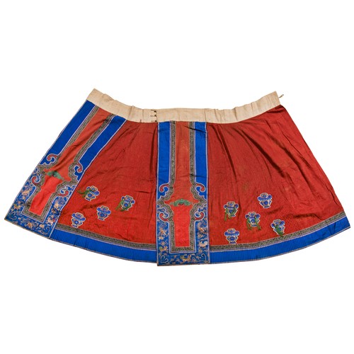 342 - A RED-GROUND PLEATED SILK SKIRT (QUN)LATE QING DYNASTY刺绣裙 晚清the red silk applied with tasseled urn m... 