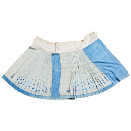 343 - A PALE-GREEN-GROUND PLEATED SILK SKIRT (QUN)LATE QING DYNASTY花蝶刺绣裙  晚清the brocade green ground embro... 