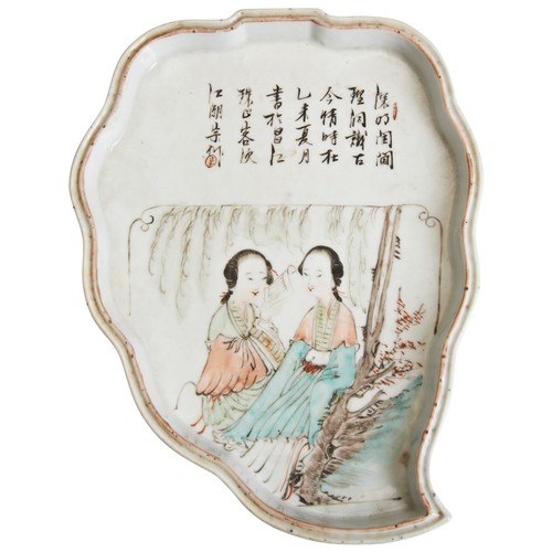 190 - A CHINESE PORCELAIN LEAF TRAY WITH TWO LAGIES 19TH CENTURY 粉彩侍女诗文盘 清 19世纪26.5cm x 19cm depicted a ga... 