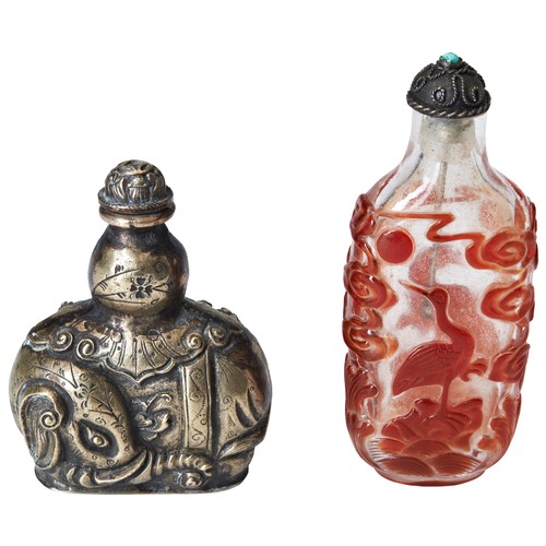 324A - A PEKING GLASS SNUFF BOTTLE AND STOPPER红料套白玻璃鼻烟壶及盖 carved to each side with birds standing on rocks ... 