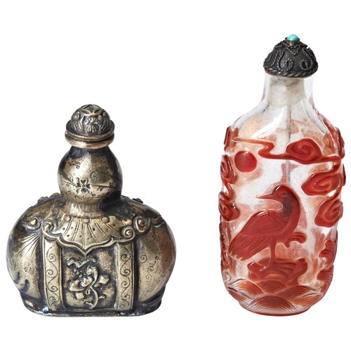 324A - A PEKING GLASS SNUFF BOTTLE AND STOPPER红料套白玻璃鼻烟壶及盖 carved to each side with birds standing on rocks ... 