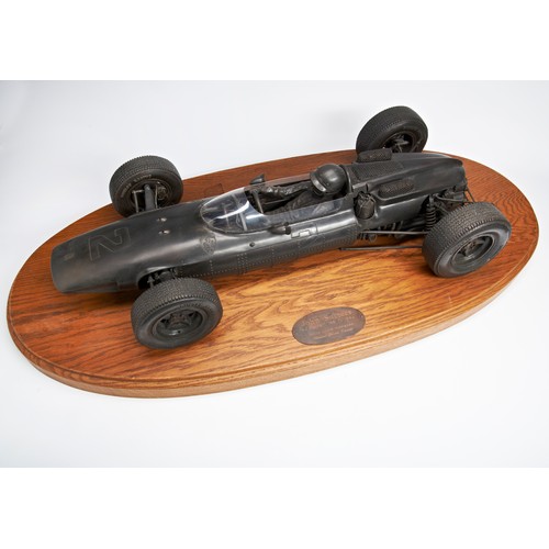 32 - A BRONZE SCULPTURE BY RENZO JARNO VANDI REPRESENTING 1964 F1 WORLD CHAMPION JOHN SURTEES AT THE WHEE... 