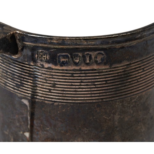 43 - A HALF PINT MUG WITH ENGRAVED BANDS, EDWARD HUTTON LONDON 1886.7.3 cm.111 g.