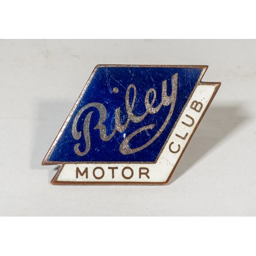 54 - FOUR PRE-WAR RILEY CLASS AWARD PLAQUES AND BADGESThree silver grille badges (5 x 7cm each), also a R... 