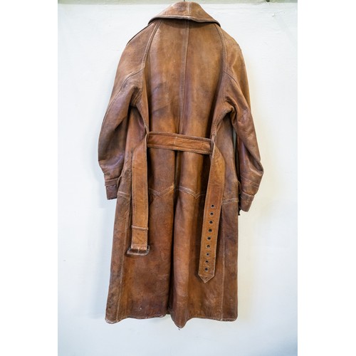 43 - EDWARDIAN LEATHER MOTORIST'S COAT WITH GAUNTLET GLOVES AND LEATHER CAPGood quality leather double br... 