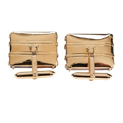 256 - PAIR OF RECTANGULAR TORTOISESHELL PLAQUES ribbed decoration, mounted in 18k yellow gold cuff links, ... 