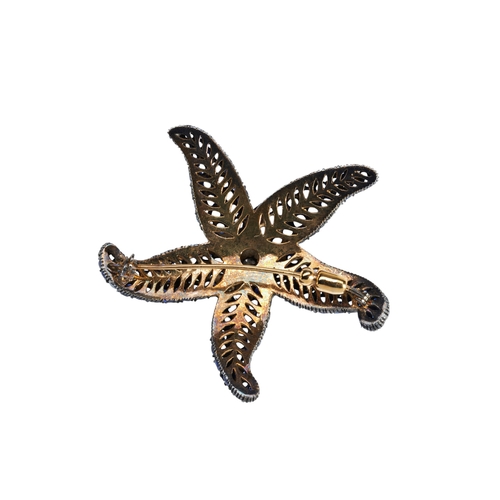 360 - A SAPPHIRE AND DIAMOND STARFISH BROOCHset to the centre with an old brilliant-cut diamonds within a ... 