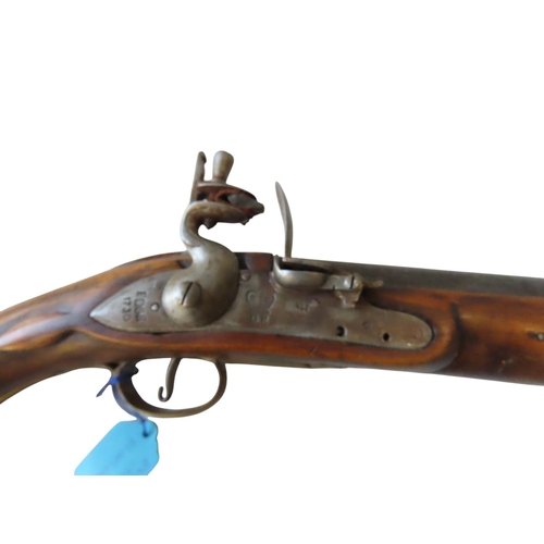 150 - A FLINTLOCK COACHING BLUNDERBUS the brass barrel with flared muzzle and octagonal breach, with worn ... 