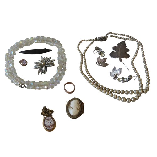 353 - A COLLECTION OF JEWELLERY, INCLUDING 9CT GOLD WEDDING BAND AND TWO CAMEO PENDANTS, along with paste ... 