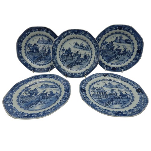 195 - FIVE MATCHING 18TH CENTURY CHINESE EXPORT BLUE AND WHITE SIDE PLATES of rounded hexagonal form.19.5c... 