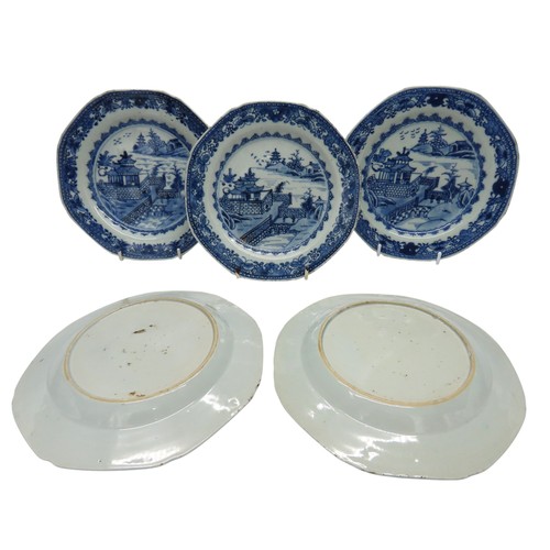 195 - FIVE MATCHING 18TH CENTURY CHINESE EXPORT BLUE AND WHITE SIDE PLATES of rounded hexagonal form.19.5c... 