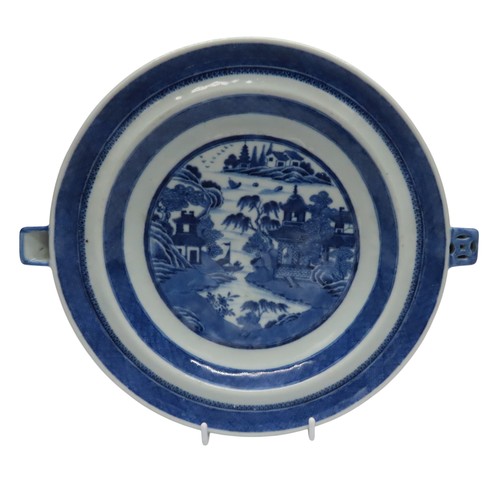 220 - A CHINESE EXPORT 18TH CENTURY BLUE AND WHITE WARMING PLATE24cms diameter