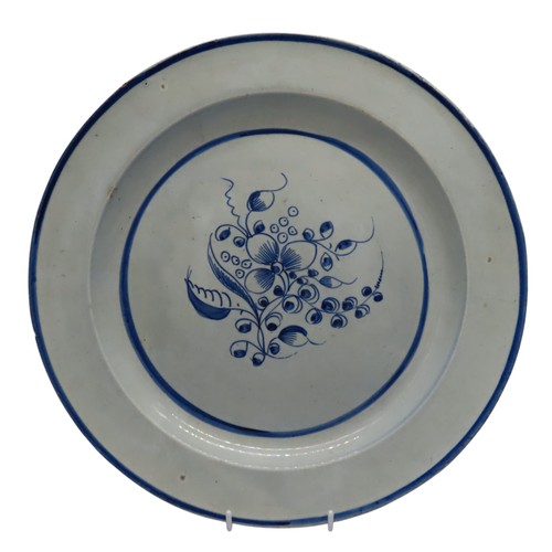 193 - AN 18TH CENTURY CREAMWARE CHARGER DECORATED WITH A BLUE FOLIATE SPRIG33.5cm max