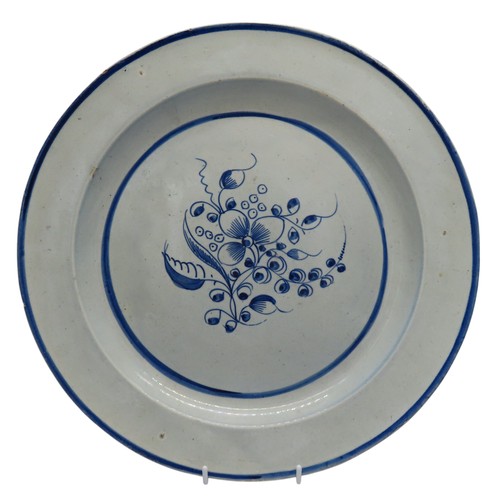 193 - AN 18TH CENTURY CREAMWARE CHARGER DECORATED WITH A BLUE FOLIATE SPRIG33.5cm max