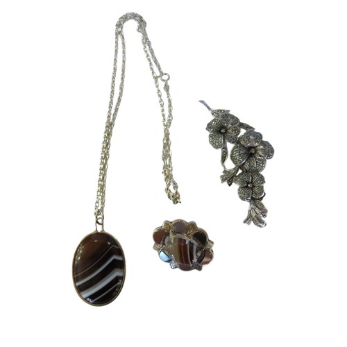 511 - AN OVAL AGATE PENDANT ON SILVER CHAIN, SILVER AND HARDSTONE BROOCH AND A MARQUISITE BROOCH, the chai... 