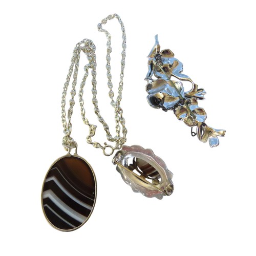 511 - AN OVAL AGATE PENDANT ON SILVER CHAIN, SILVER AND HARDSTONE BROOCH AND A MARQUISITE BROOCH, the chai... 