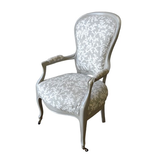 516 - A GREY PAINTED FAUTEUIL, covered in a contemporary grey and cream foliate decorated fabric, raised o... 