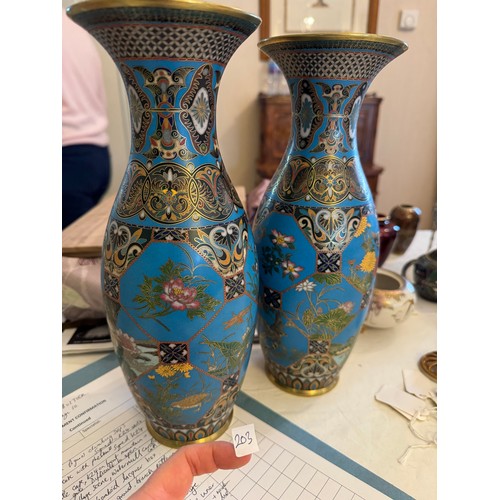 180 - A GOOD PAIR OF JAPANESE CLOISONNÉ VASES MEIJI PERIOD (19TH CENTURY)the baluster vases decorated in c... 