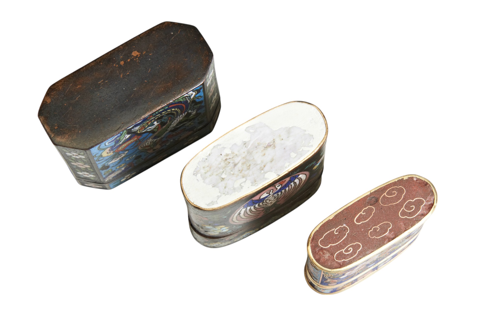 A GROUP OF THREE CLOISONNÉ OPIUM BOXES AND COVERSLATE 19TH / EARLY 20TH ...