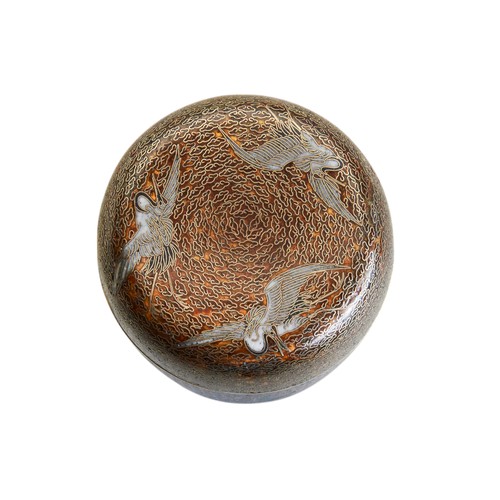 A FINE CLOISONNÉ ENAMEL BOX AND COVERATTRIBUTED TO NAMIKAWA
